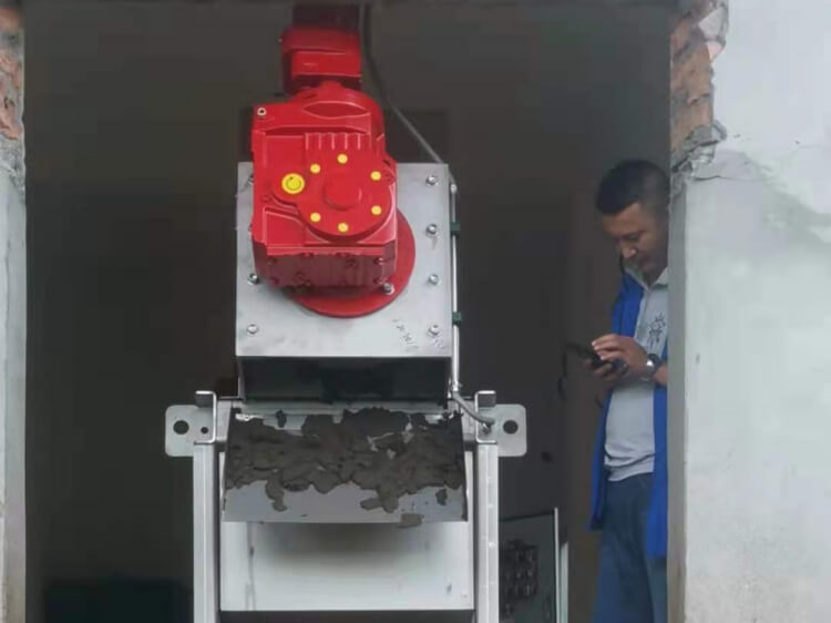 Screw press for treating factory wastewater