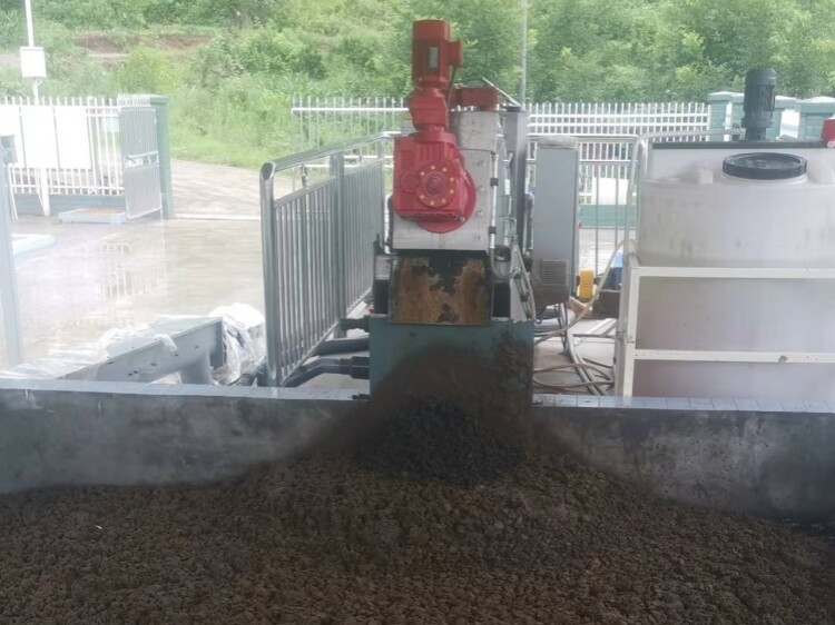 Sludge treatment in aquaculture plants