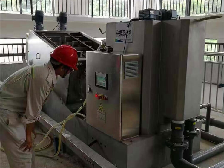 Sludge treatment in waste resource recovery plants