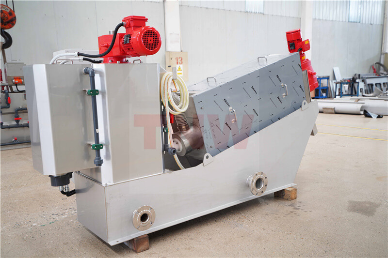 Why can the screw sludge dehydrator reduce costs?